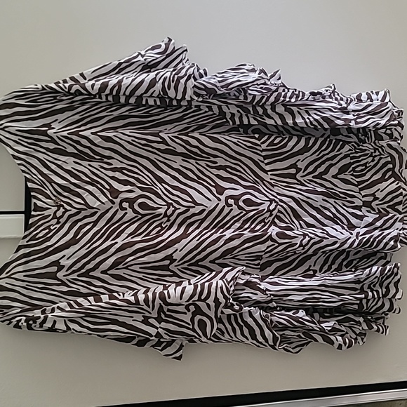 Caftan Zebra Ruffle - Picture 5 of 5